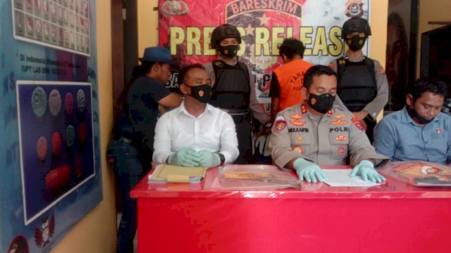 Kapolres Muna saat memberikan keterangan Pers atas kasus penganiayaan, Jumat (25/03/2022). (Foto: Rustam/Republiknews.co.id)