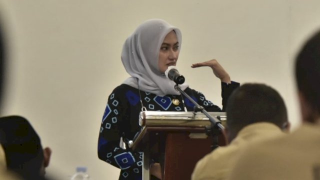 Bupati Luwu Utara Indah Putri Idriani, memberikan arahan saat membuka kegiatan Bimbingan Teknis Evaluasi Risk Register PPD dan Audit Pengelolaan Keuangan Desa melalui Aplikasi Siswaskeudes, Kamis (24/03/2022). (Bayu Firmansyah/Republiknews.co.id)
