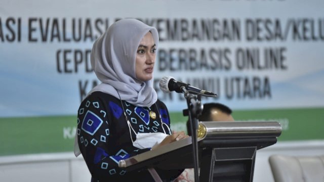 Bupati Luwu Utara Indah Putri Indriani, memberikan arahan saat Bimbingan Teknis dan Evaluasi Perkembangan Desa dan Kelurahan (Epdeskel) Berbasis Aplikasi Tahun 2022, se-Kabupaten Luwu Utara, Kamis (24/03/2022). (Foto: Bayu Firmansyah/Republiknews.co.id)