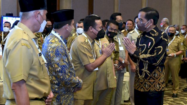Gubernur Sulsel Andi Sudirman Sulaiman, menyalami Presiden Joko Widodo saat kegiatan Pengarahan Presiden kepada Menteri Kabinet Indonesia Maju, Kepala Lembaga, Kepala Daerah, se-Indonesia dan Badan Usaha Milik Negara Tentang Aksi Afirmasi Bangga Buatan Indonesia, yang didelenggarakan di Hotel Grand Hyatt, Nusa Dua, Bali, Jumat (25/03/2022). (Istimewa)