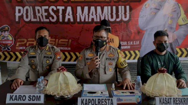 Kapolresta Mamuju Kombes Pol Iskandar didampingi Karo SDM Polda Sulbar Kombes Pol Agusman Gurning dan Kasat Reskrim Mamuju AKP Rigan Hadi Negra, saat menggelar Press Conference, Jumat (25/03/2022). (Istimewa)