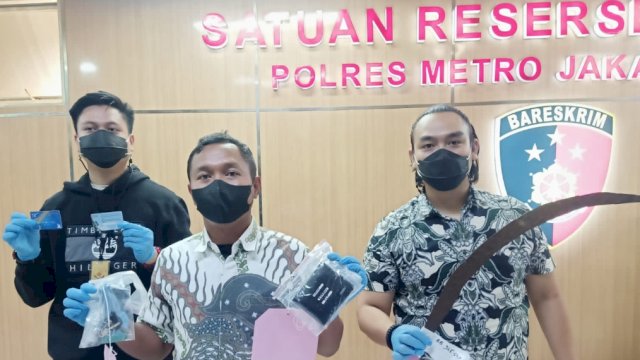 Satreskrim Polres Metro Jakarta Barat mengamankan barang bukti yang digunakan saat kejadian begal, Jumat (25/03/2022). (Istimewa)