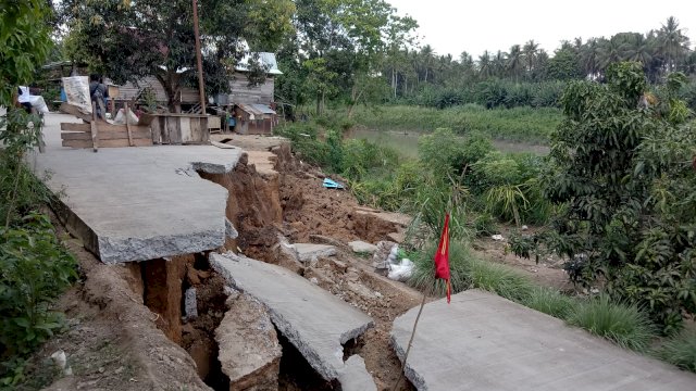 Kondisi Jalan Poros Penghubung Kabupaten Wajo dan Kabupaten Sidrap tepatnya di Desa Kampale, Kecamatan Dua Pitue, Kabupaten Sidrap, Sulawesi Selatan, Sabtu (26/03/2022). (Foto: Muh. Tohir/Warga Kabupaten Sidrap)