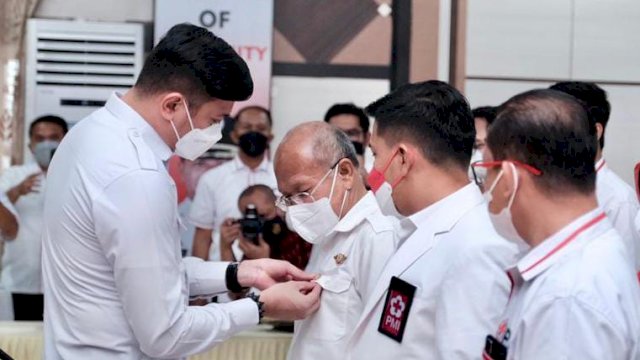 Ketua PMI Sulawesi Selatan Adnan Purichta Ichsan saat melantik langsung Bupati Jeneponto Muh Islam Iskandar sebagai Ketua PMI Kabupaten Jeneponto periode 2021-2026, di Baruga Kalabbirang, Rumah Jabatan Bupati Jeneponto, Kelurahan Empoang, Kecamatan Binamu. (Istimewa)