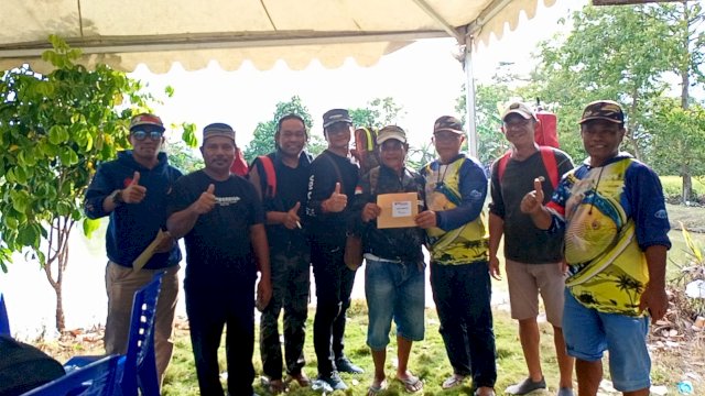 Tim Lakipada Fiahing Community saat mengikuti lomba mancing Mania Palanda Luwu Utara, Sabtu (26/03/2022). (Foto: Asri Widya/Republiknews.co.id)
