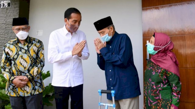 Presiden RI Joko Widodo, saat mengunjungi Kediaman Buya Syafii di Kabupaten Sleman, Yogyakarta, Sabtu (26/03/2022). (Istimewa)