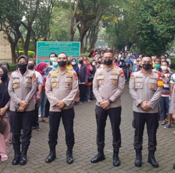 Universitas Mercu Buana Kerjasama Polres Metro Jakbar Gelar Vaksinasi Covid-19 dan Bagikan Beras ke Warga