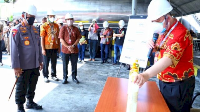 Kapolri Jenderal Pol Listyo Sigit Prabowo saat mengunjungi PT. Smart yang merupakan perusahaan Produsen Minyak Goreng, di Rungkut, Kota Surabaya, Sabtu (26/03/2022). (Istimewa)