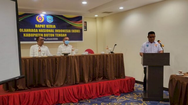 La Andi memberikan sambutan saat terpilihbsebegai ketua KONI Buton Tengah beberapa waktu lalu di Kota Kendari. (Istimewa)