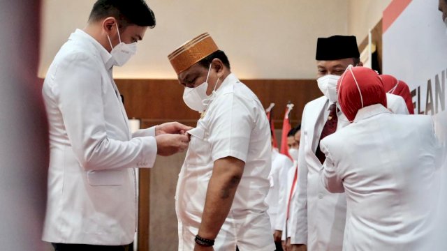 Ketua Palang Merah Indonesia (PMI) Provinsi Sulawesi Selatan Adnan Purichta Ichsan saat melantik Wakil Bupati Bone Ambo Dalle sebagai Ketua PMI Kabupaten Bone, di Ballroom Hotel Helios, Kabupaten Bone, Minggu (27/3/2022). (Istimewa)