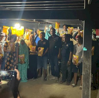 Legislator Sidrap Haji Faisal Bagi-Bagi Ratusan Paket Minyak Goreng di Takkalasi