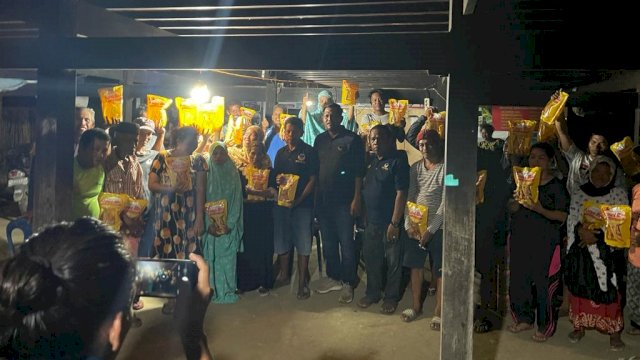 Anggota DPRD Kabupaten Sidrap Haji Faisal, membagikan minyak goreng kepada ratusan warga di Desa Takkalasi, Kecamatan Maritengae, Sabtu (26/3/2022) malam. (Istimewa)