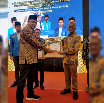 Bupati Samahuddin Terima Penghargaan dalam IKA PMII Sultra Award 2022