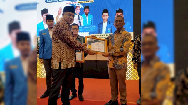 Kepala Bappeda Buteng La Ode Syamsuddin Pamone mewakili Bupati Buteng Samahuddin saat menerima penghargaan IKA PMII Sultra AWARD yang diserahkan langsung oleh Ketua Mabinda PKC PMII Sultra Muhammad Alim Marhadi, Sabtu (26/03/2022).