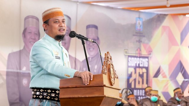 Gubernur Sulsel Andi Sudirman Sulaiman, memberikan sambutan pada peringatan HUT ke-761 Soppeng, di Lapangan Gasis, Watansoppeng, Kabupaten Soppeng, pada Minggu (27/03/2022). (Istimewa)