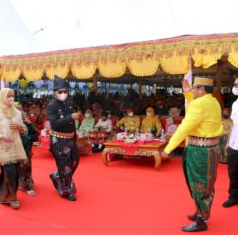 Di HUT Bone ke-692, Bupati Bulukumba Tampil Keren Dengan Pakaian Adat Kajang