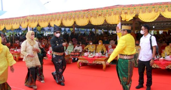 Di HUT Bone ke-692, Bupati Bulukumba Tampil Keren Dengan Pakaian Adat Kajang