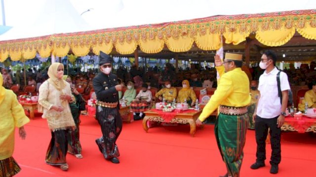 Bupati Bulukumba Muchtar Ali Yusuf (Pakaian hitam khas adat Kajang) saat menghadiri peringatan HUT Bone ke-692, Senin (28/03/2022). (Ist)