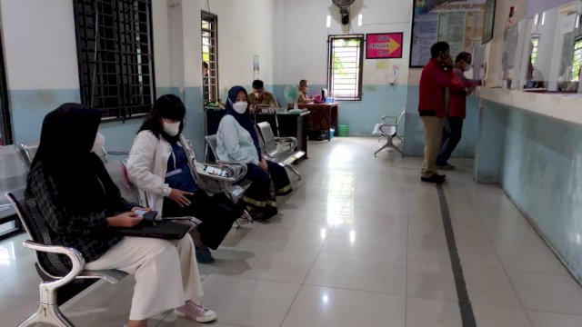 Masyarakat Kabupaten Gowa saat melakukan pengurusan administrasi kependudukan di Kantor Disdukcapil Gowa. Disdukcapil Kabupaten Gowa untuk sementara waktu tidak melakukan pencetakan administrasi kependudukan disebabkan perbaikan layanan. (Chaerani/Republiknews.co.id)