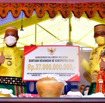 Gubernur Sulsel Serahkan Bantuan Keuangan Rp37 Miliar Untuk Bandara Arung Palakka dan Bypass Sumpallabbu Bone
