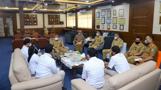 Wali Kota Parepare Taufan Pawe, saat menerima Audiensi Ketua dan Pengurus HIPMI Kota Parepare, Senin (28/03/2022). (Istimewa)