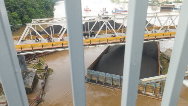 Dua Kapal Ponton saat sangkut di Pilar Jembatan Mahakam, Kota Samarinda, Kaltim, Senin (28/03/2022). (Istimewa)