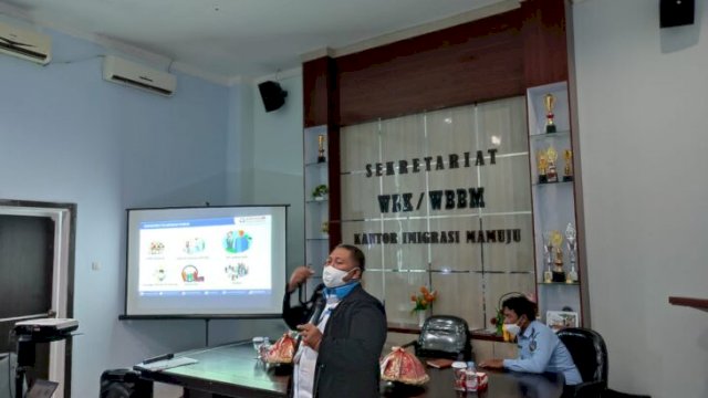 Kepala Perwakilan Ombudsman Sulbar, Lukman Umar Saat menyampaikan Materi sosialisasi di Kantor Imigrasi Mamuju, Selasa (29/03/2022). (Ist)