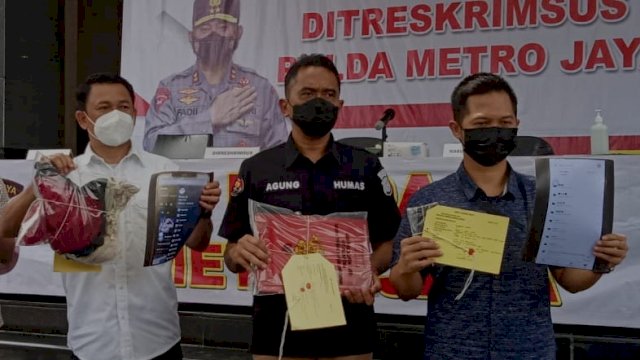 Barang Bukti Dea Onlyfans ditunjukkan saat Press Conference, Selasa (29/03/2022). (Istimewa)