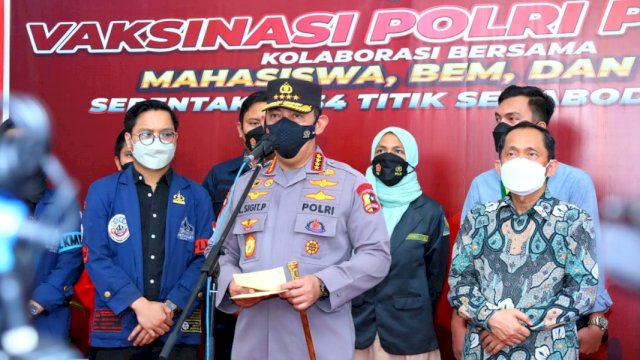 Kapolri Jenderal Pol Listyo Sigit Prabowo, saat meninjau vaksinasi di GOR Universitas Trisakti, Jakarta, Selasa (29/03/2022). (Istimewa)