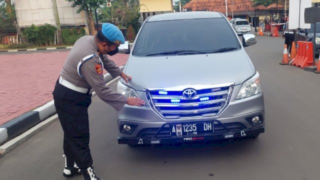 Polda Banten Merazia Strobo dan Sirene Kendaraan yang melintas di Jalan Raya, Selasa (29/03/2022). (Istimewa)