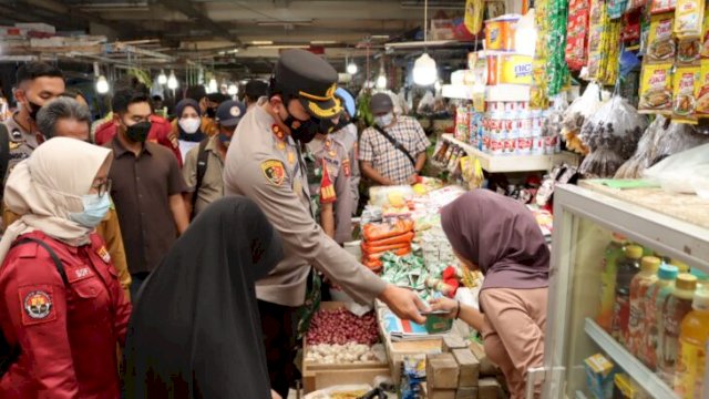 Kapolres Berau AKBP Anggoro Wicaksono, saat meninjau harga bahan pokok di Pasar Tradisional, Selasa (29/03/2022). (Istimewa)