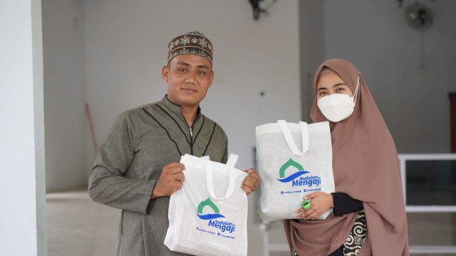 Perwakilan Andalan Mengaji menyerahkan bantuan Mukenah dan Al-Quran kepada salah satu pengurus Masjid di Kabupaten Wajo, Selasa (29/03/2022). (Istimewa)