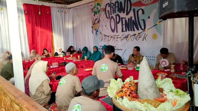 Peresmian Kedai Kopi Pojok (Warung Kopi) yang berada di atas ketinggian 849 MDPL di Jalan Poros Malakaji, Salekowa Desa Tanete, Kecamatan Tompobulu, Kabupaten Gowa, Sulawesi Selatan, Selasa (29/03/2022). (Foto: Al-Ghifari/Warga Kabupaten Gowa)