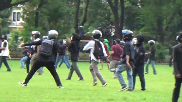 Bentrok dua kubu Mahasiswa di dalam Kampus II UIN Alauddin di Samata, Kecamatan Somba Opu Kabupaten Gowa, Sulawesi Selatan, Selasa (29/03/2022). (Istimewa)
