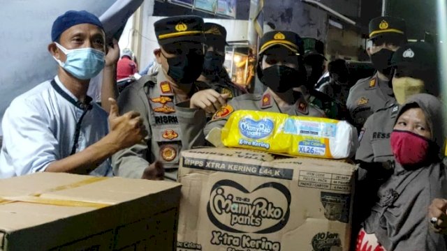 Kompol Rosana Albertina Labobar menyalurkan bantuan dari Kapolres Metro Jakarta Barat Kombes Pol Ady Wibowo dan Bhayangkari Cabang Metro Jakarta Barat sebanyak 100 paket sembako untuk korban kebakaran. Selasa (29/3/2022). (Istimewa)