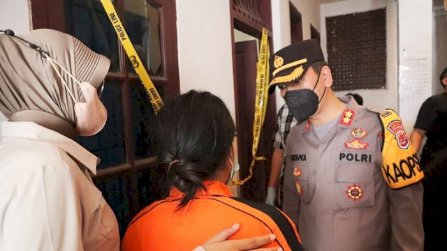 Kapolresta Serang Kota AKBP Maruli Ahiles Hutapea, saat di TKP bersama tersangka ibu yang membunuh bayinya dikamar kost, Selasa (29/03/2022). (Istimewa)