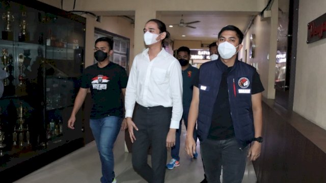 MFL Vokalis Sisitipsi usai menjalani Asesment di BNNP DKI Jakarta. (Istimewa)