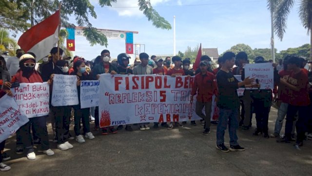 BEM Unika menggelar Aksi unjuk rasa di depan Kantor Gubernur Sulbar, Rabu (30/03/2022). (Fathir/Republiknews.co.id)