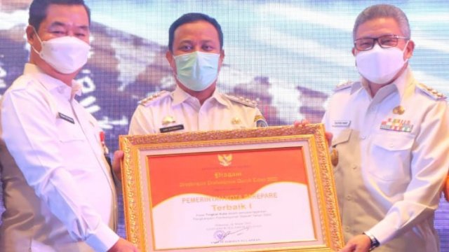 Direktur Jenderal Bina Pembangunan Daerah Kementerian Dalam Negeri (Kemendagri) RI Teguh Setyabudi,&nbsp; menyerahkan penghargaan kepada Wali Kota Parepare Taufan Pawe, disaksikan Gubernur Sulsel Andi Sudirman Sulaiman. (Istimewa)