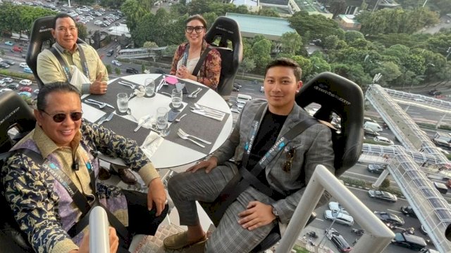 Ketua MPR RI Bambang Soesatyo, bersama Tomi Soeharto dan beberapa koleganya saat makan sambil menikmati suasana&nbsp; kota Jakarya di Lounge In The Sky, Rabu (30/03/2022). (Istimewa)