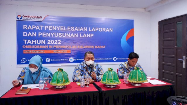 Ketua Ombudsman Sulbar Lukman Umar Memimpin langsung Rapat Penyusunan Laporan Akhir Hasil Pemeriksaan, di Hotel Meganita Mamuju, Selasa (29/03/2022). (Istimewa)