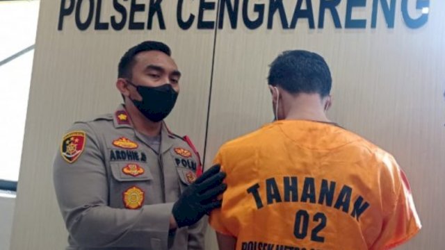 Kapolsek Cengkareng Polres Metro Jakarta Barat Kompol Ardhie Demastyo bersama pelaku (SB) Pencabulan Anak dibawah Umur. (Istimewa)