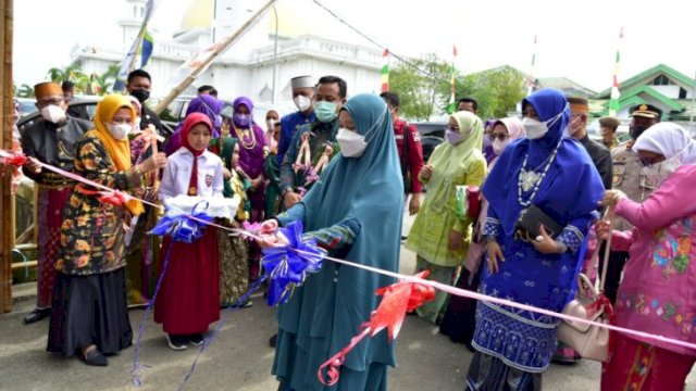Ketua TP PKK Provinsi Sulsel Naoemi Octarina, menggunting Pita peresmian Taman Baca La Tinringeng To Taba di Kantor Dinas Perpustakaan dan Arsip Daerah Kabupaten Wajo, Selasa (29/03/2022). (Istimewa)