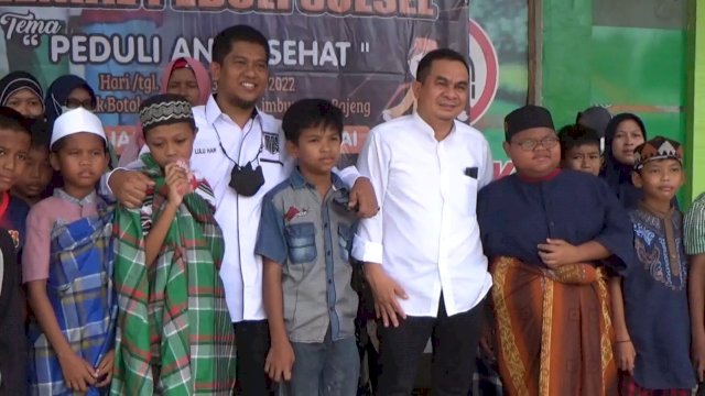 Salah satu peserta sunat massal bersama panitia dari Milenial Peduli Sulsel (MPS) dan Klinik Utama Bontolempangang melakukan foto bersama, Rabu (30/03/2022). (Istimewa)
