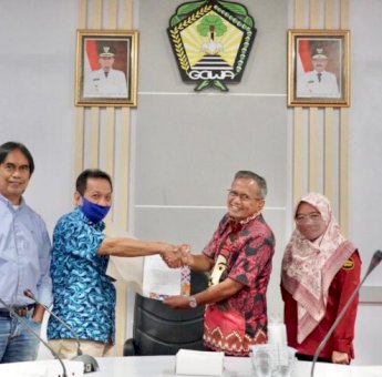 Kominfo Gowa Serahkan Hasil Monev Keterbukaan Informasi ke KI Sulsel