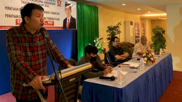 Anggota DPRD Makassar, Eric Horas saat menyosialisasikan Perda Nomor 3 Tahun 2014 tentang penataan dan pengelolaan RTH di Hotel Grand Asia, Makassar, Senin (28/2/2022). (Foto: Istimewa)