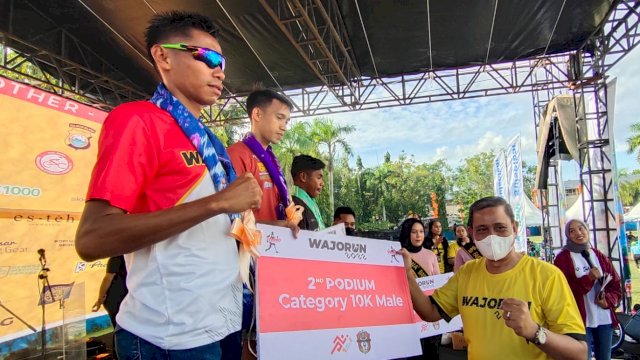 Bupati Wajo, Amran Mahmud saat menyerahkan hadiah kepada pemenang lomba lari Wajo Run 2022, Minggu (6/3/2022). (Foto: Istimewa)