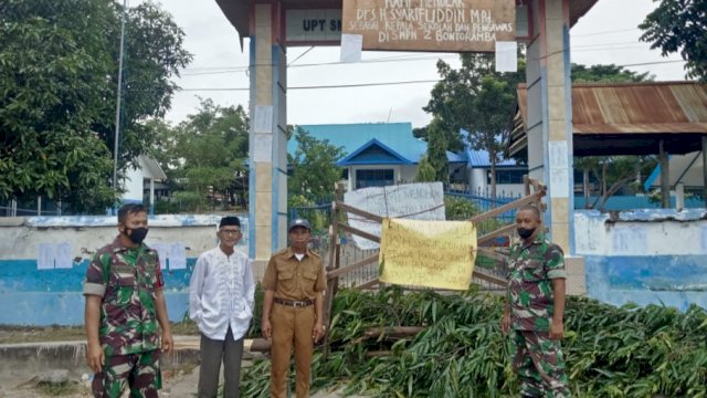 Aksi tutup sekolah yang sempat dilakukan oleh guru SMP Negeri 2 Bonto Ramba, Kabupaten Jeneponto, Senin (7/3/2022). (Foto: Andi Nurul Gaffar/republiknews.co.id)