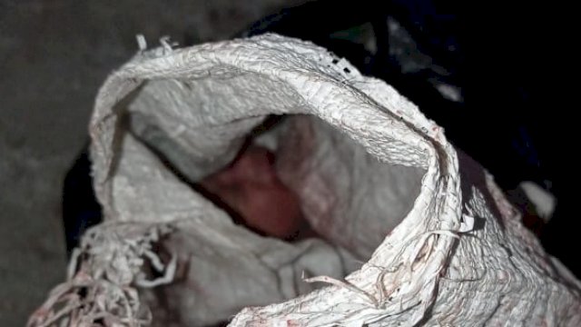 Bayi Dalam Karung terbungkus kantong plastik hitam ditemukan warga di Bulukumba Sulawesi Selatan, Selasa (08/03/2022) malam. (Ist)