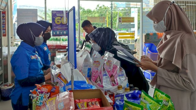 Ombudsman RI Perwakilan Sulawesi Barat saat melakukan sidak ketersediaan minyak goreng disejumlah toko modern dan tradisional, Senin (14/3/2022). (Foto: Istimewa)